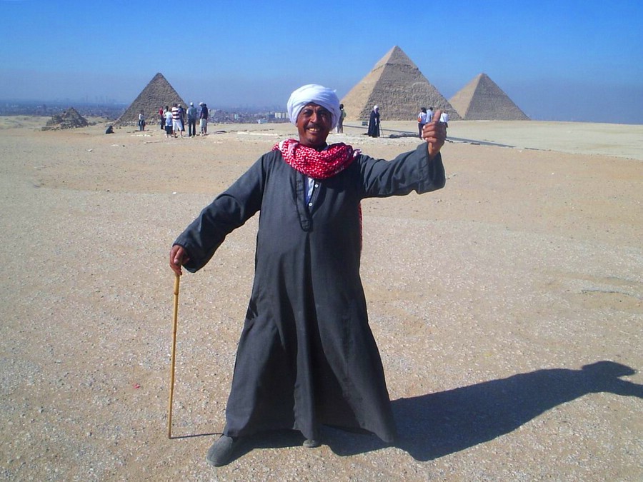 Местный египетский гид возле пирамид в Египте. Правила безопасности в Египте