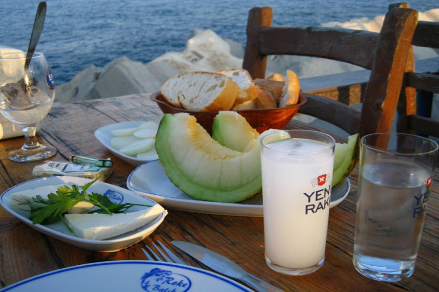 Алкоголь и фрукты на столе на берегу моря в Турции. Как пить в Турции