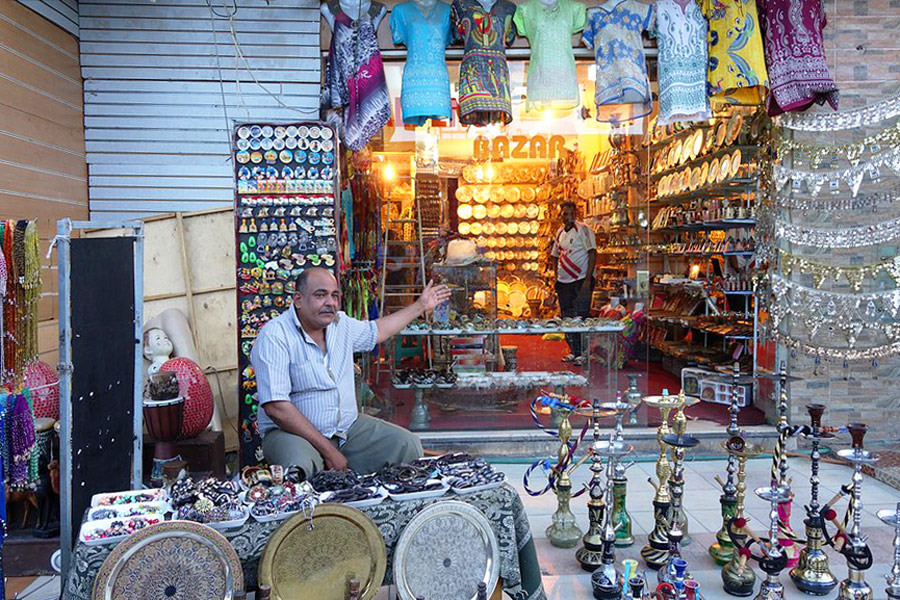 Сувенирная лавка и продавец в Египте. Как выбирать сувениры в Египте