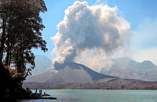 извержение вулкана Ринджани