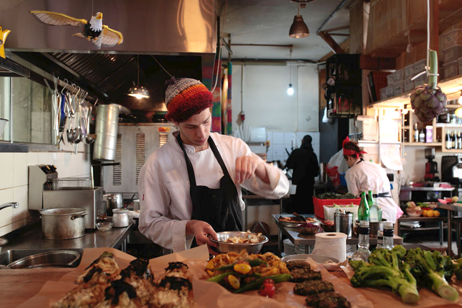 Повара на кухне в Тель-Авиве (Израиль) готовят вегетарианские и веганские блюда