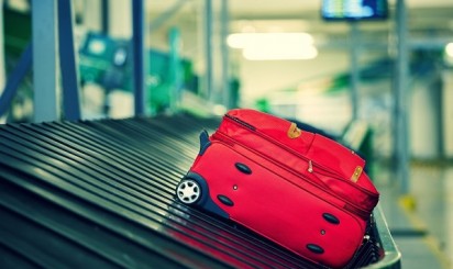 Чемодан на ленте выдачи багажа в аэропорту