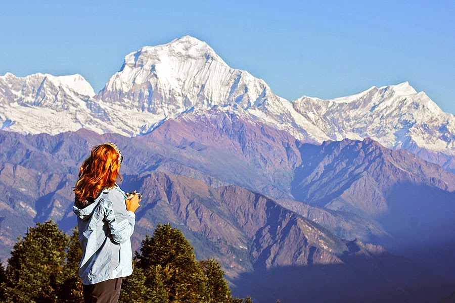 Туристка смотрит на скалистые горы