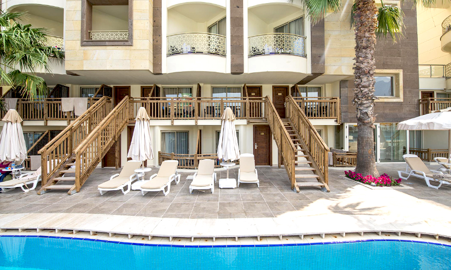 Лежаки возле бассейна в отеле Amara Prestige Elite 5*, Кемер, Турция
