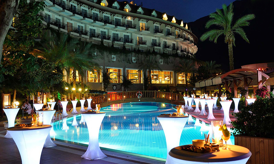 Главный корпус и бассейн отеля Amara Prestige Elite 5*, Кемер, Турция ночью