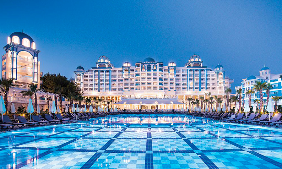 Бассейн и главный корпус отеля Rubi Platinum Spa Resort & Suites 5*, Аланья, Турция