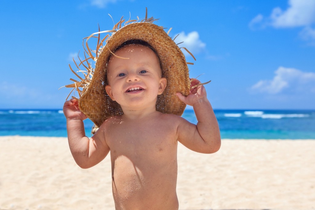 Ребенок в соломенной шляпе на пляже Антальи