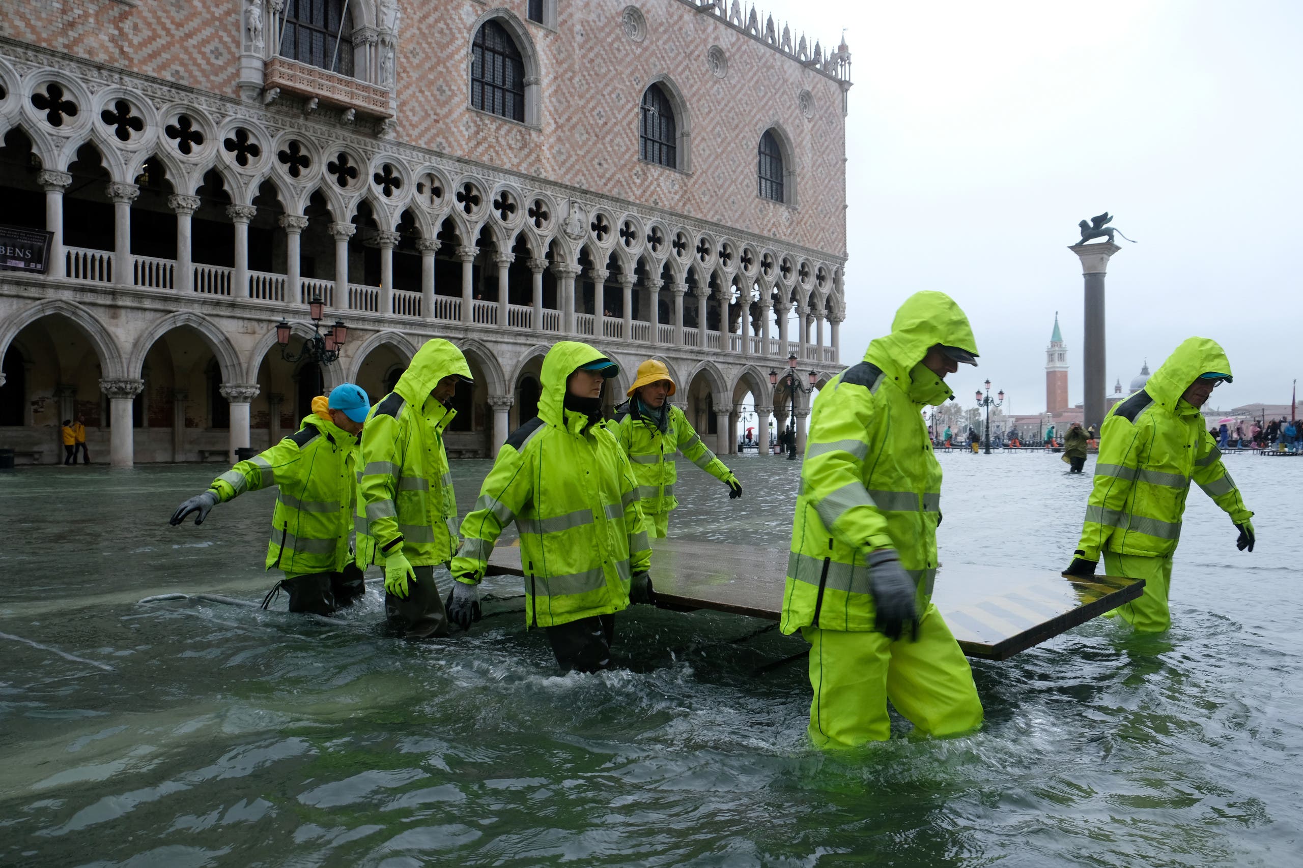 Почему венеция на воде. Площадь Сан Марко в Венеции затопило. Наводнение на площади Сан Марко. Венеция Италия наводнение. Венеция затонет.
