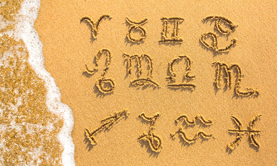 Изображения знаков зодиака на песку