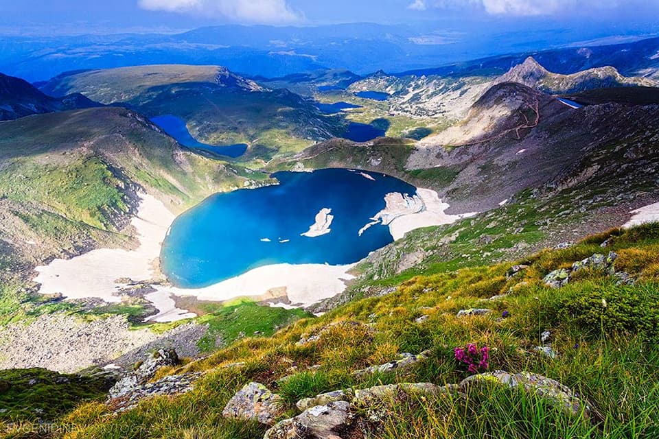 Озеро в горах в Болгарии в Долине роз