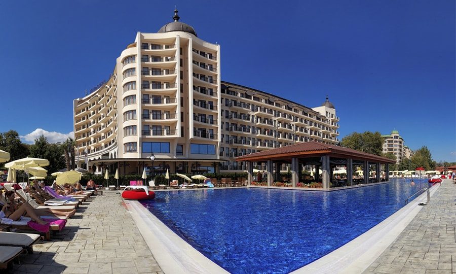 Корпус и бассейн в отеле Admiral Golden Sands 4*, Золотые пески, Болгария. Молодежные отели Болгарии