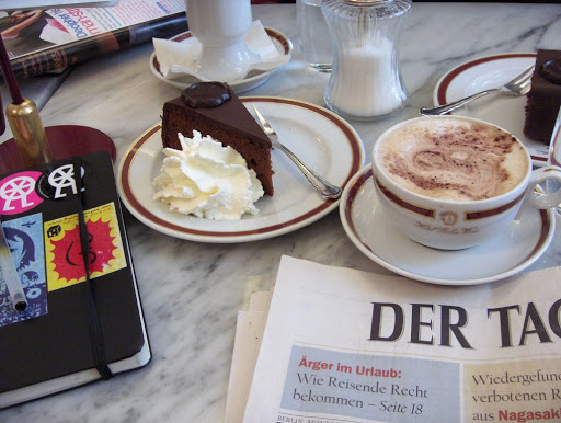 Кофе с пирожным Захер в венском кафе