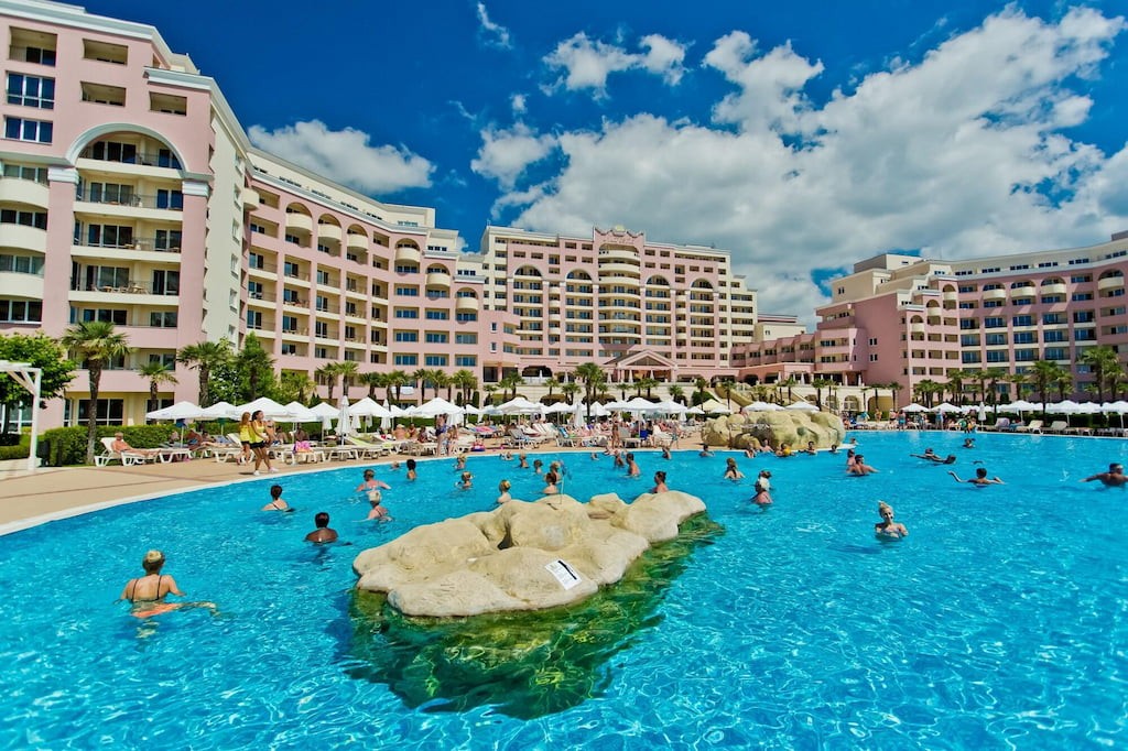 Корпус и бассейн в отеле Majestic Hotel 4*, Солнечный берег, Болгария. Отели Болгарии для отдыха с детьми