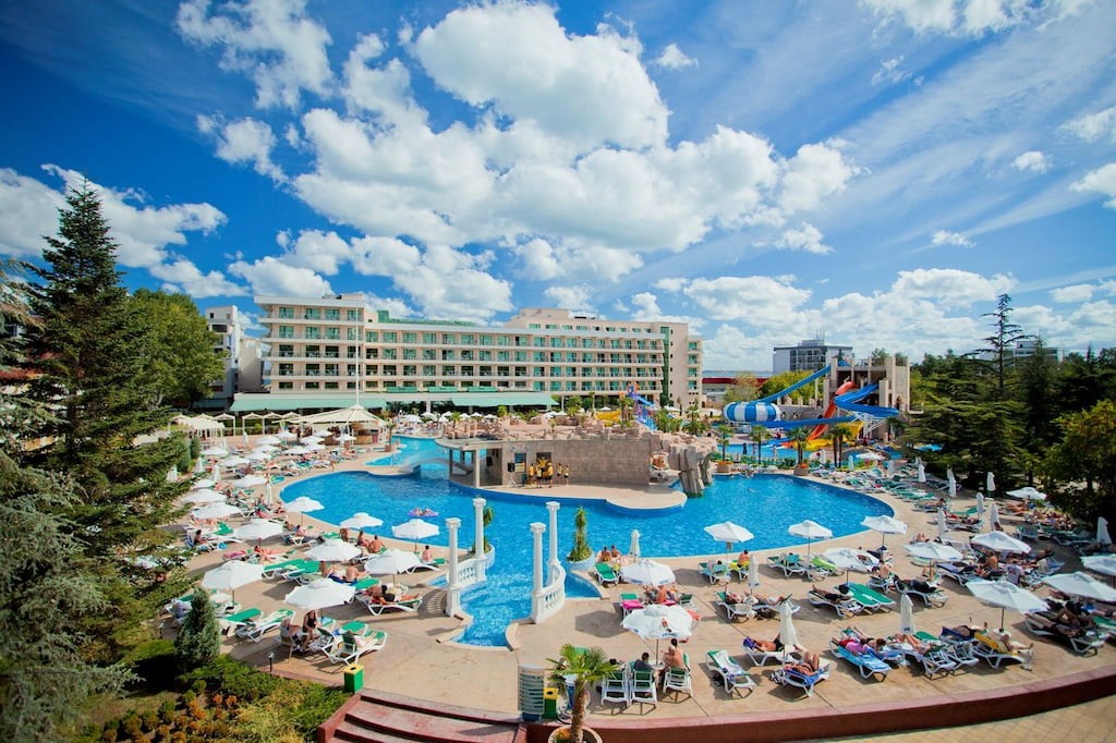 Корпус и бассейн в отеле DIT Evrika Beach Club Hotel 4*, Солнечный берег, Болгария. Отели Болгарии для отдыха с детьми