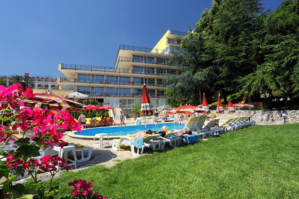 Корпус и бассейн в отеле Gradina 3*, Золотые Пески, Болгария. Отели Болгарии для отдыха с детьми