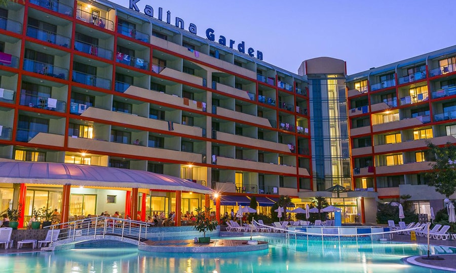 Корпус и бассейн в отеле MPM Kalina Garden 4*, Солнечный берег, Болгария. Молодежные отели Болгарии