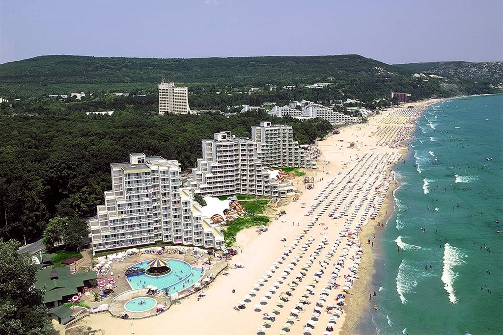 Корпус, пляж и бассейн отеля Nona 3*, Албена, Болгария. Отели Болгарии для отдыха с детьми