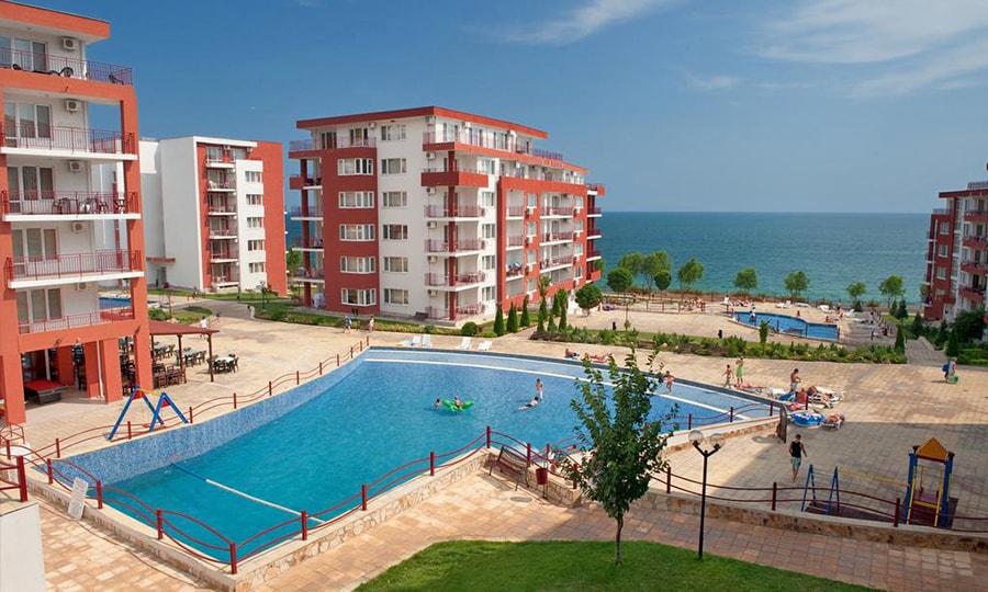 Корпус и бассейн отеля Panorama Fort Beach 2*, Святый Влас, Болгария