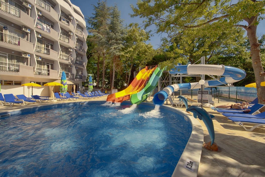 Корпус и бассейн с горками в отеле Prestige Deluxe Aquapark Club 4*, Золотые Пески, Болгария. Отели Болгарии для отдыха с детьми