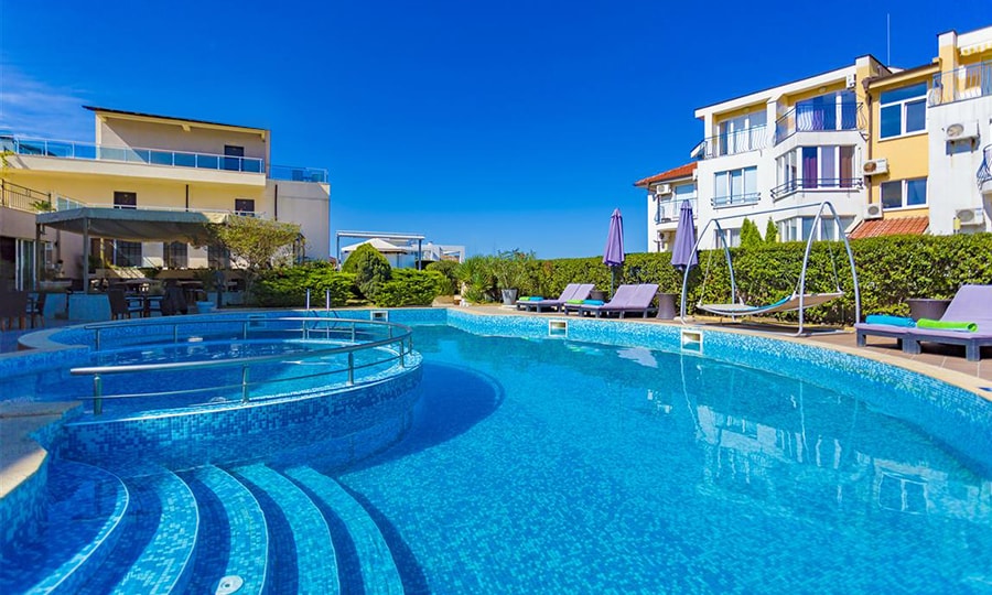 Корпус и бассейн отеля Selena Beach 3*, Созополь, Болгария