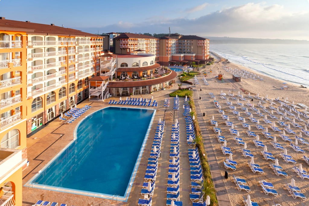 Корпус, бассейн и пляж отеля Sol Luna Bay Resort 4*, Обзор, Болгария. Отели Болгарии для отдыха с детьми