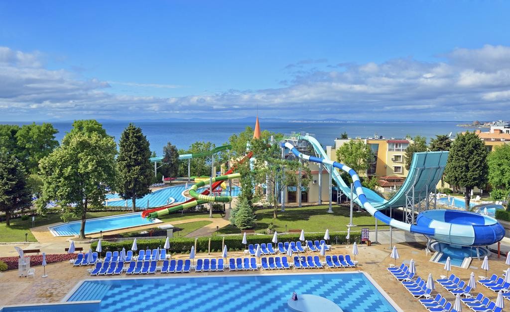 Бассейн с горками в отеле Sol Nessebar Palace 5*, Несебр, Болгария. Отели Болгарии для отдыха с детьми