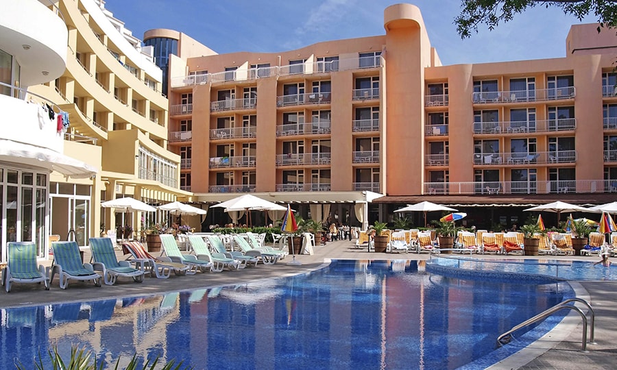 Корпус и бассейн в отеле Sun Palace 4*, Солнечный берег, Болгария. Молодежные отели Болгарии