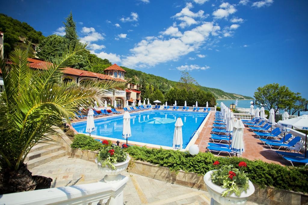 Корпус и бассейн в отеле Villas Elenite 3*, Елените, Болгария. Отели Болгарии для отдыха с детьми