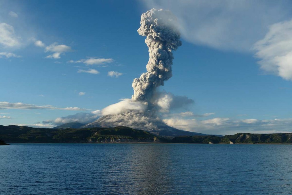 Столб дыма на вулканом Эйяфьятлайокудль