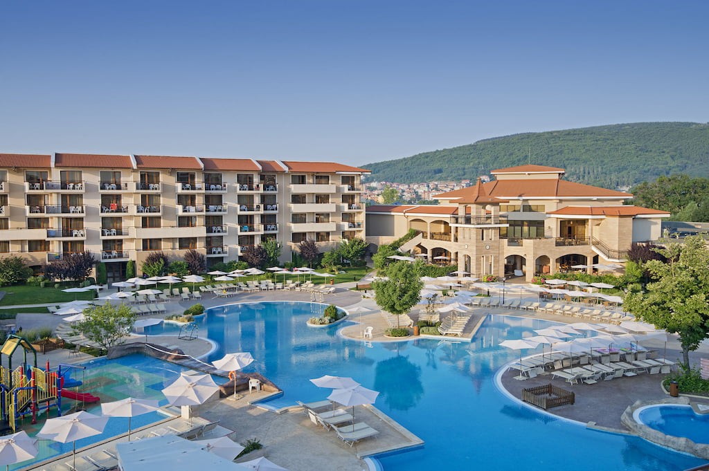 Корпус и бассейн в отеле в Болгарии. Отели Болгарии
