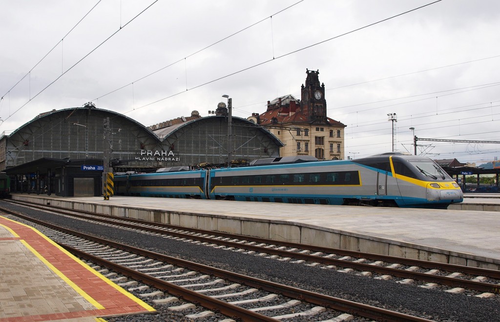 Поезд на вокзале в Праге