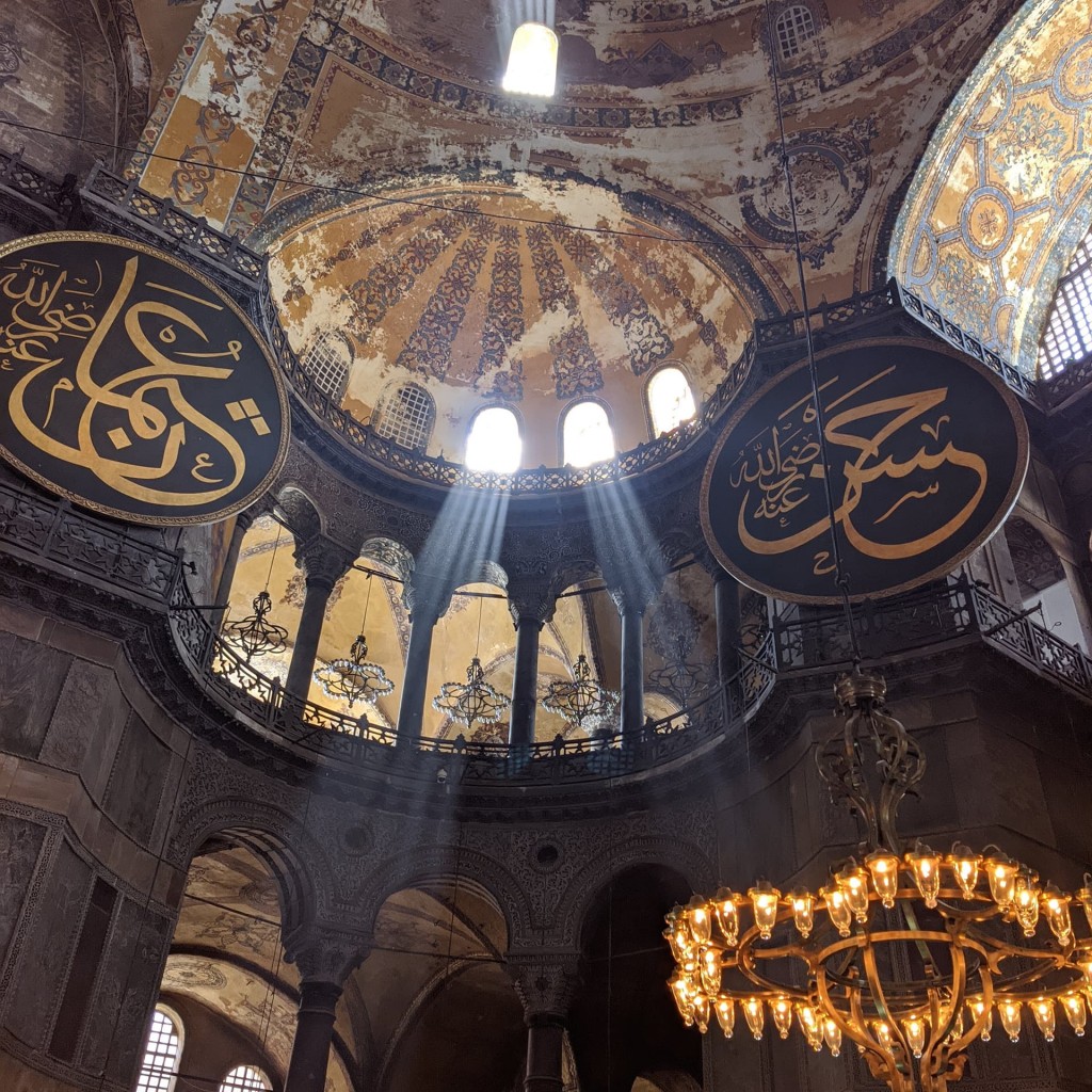 Атмосфера мечети Софии в Стамбуле, Турция
