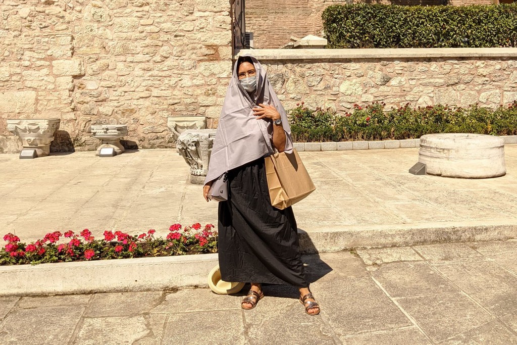 Платок, накидка и юбка, которые выдают туристам на входе в Софию, Стамбул, Турция