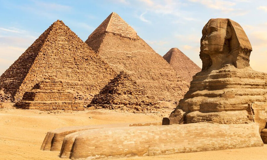 Пирамиды Гизы и Сфинкс. Каир. Египет