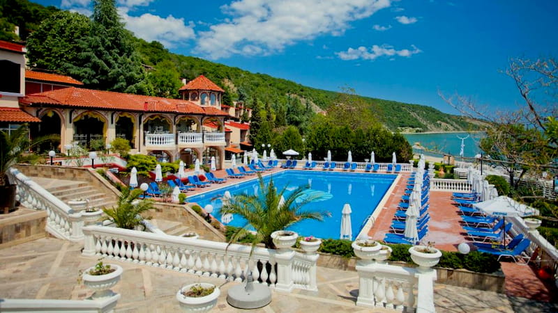 Территория отеля с бассейном в Елените, Болгария
