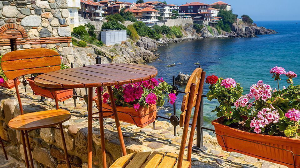 Столик в ресторане на побережье Болгарии летом