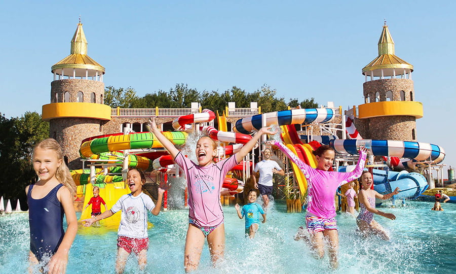 Аквапарк Neptun, Созополь, Болгария. Дети в аквапарке в отеле Болгарии