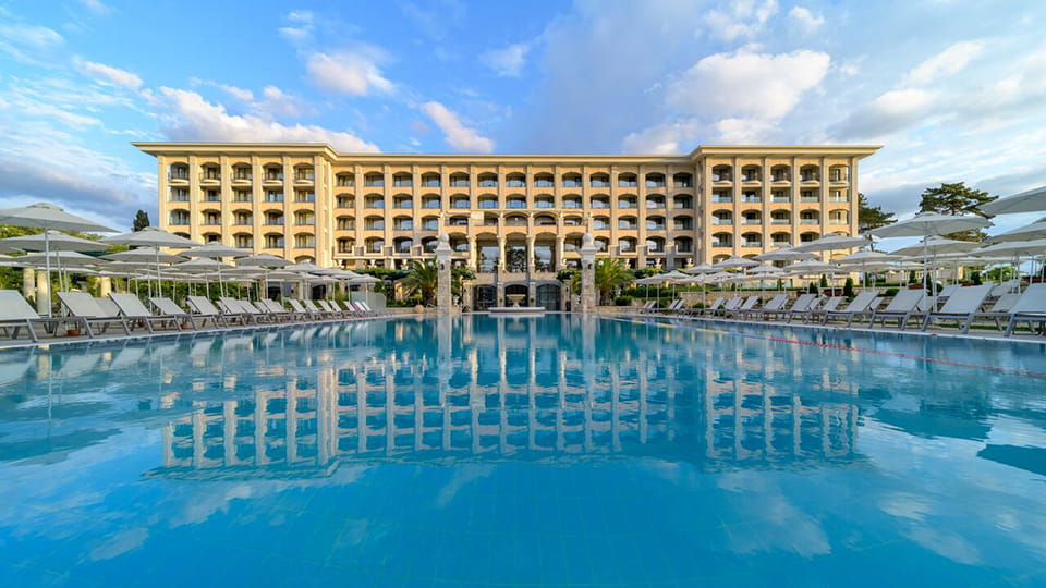 Корпус и бассейн отеля Болгарии 5 звезд