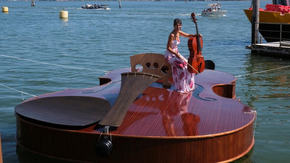 В Венеции новая достопримечательность — лодка в виде скрипки