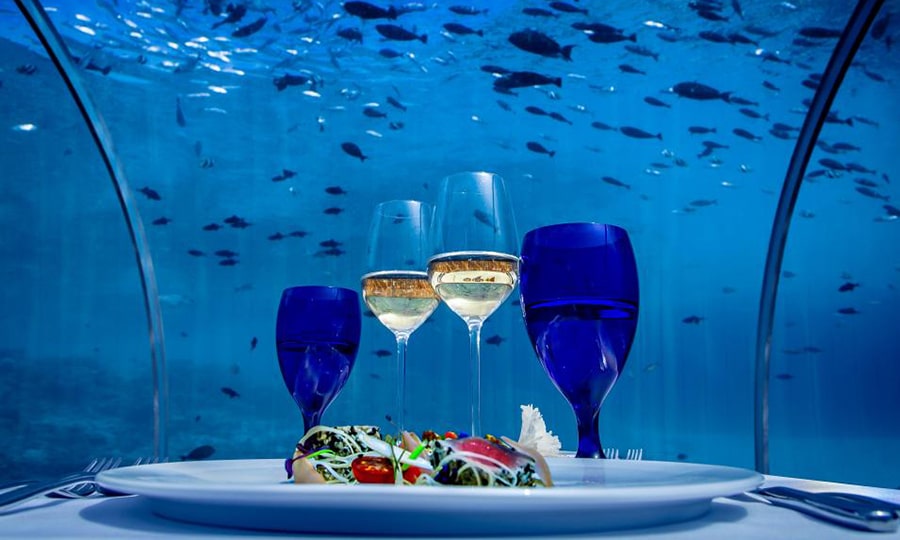 Бокалы со спиртным в подводном ресторане на Мальдивах