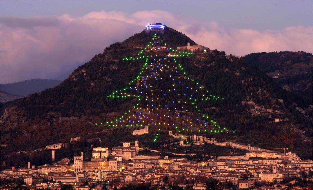 В Италии сегодня представят самую большую рождественскую елку в мире
